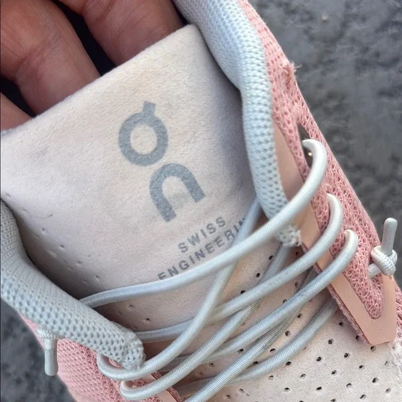 On Running Women's Blush Pink Shoes Sneakers in Size 7.5 - Picture 3 of 8